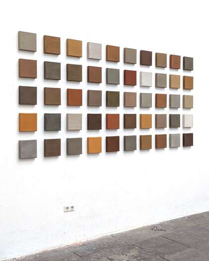 Seerosenpreis 2025 | Kunstpavillon, Munich | Into the Time (50-pieces) | 2025 | soils from Germany, France, Greece, USA, Holland & South Africa with acrylic on linen | ca. 140 x 290 cm | ea. 20 x 20 x 4 cm Seerosenpreis 2025 | Kunstpavillon, Munich | Into the Time (50-pieces) | 2025 | soils from Germany, France, Greece, USA, Holland & South Africa with acrylic on linen | ca. 140 x 290 cm | ea. 20 x 20 x 4 cm